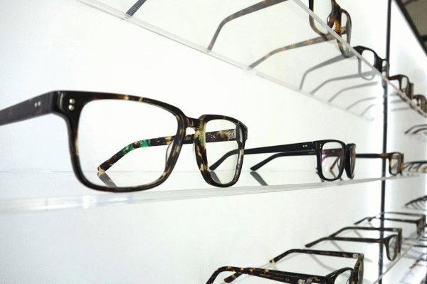 How to Choose the Right Eyewear Store for Your Vision and Style Needs
