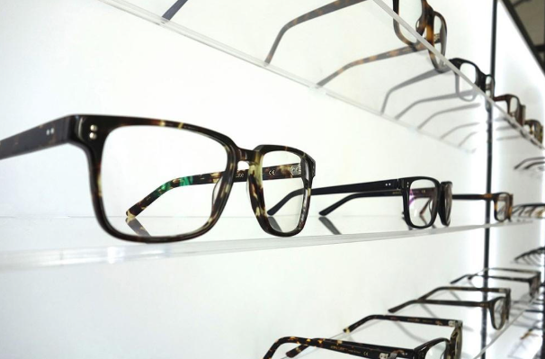 How to Choose the Right Eyewear Store for Your Vision and Style Needs